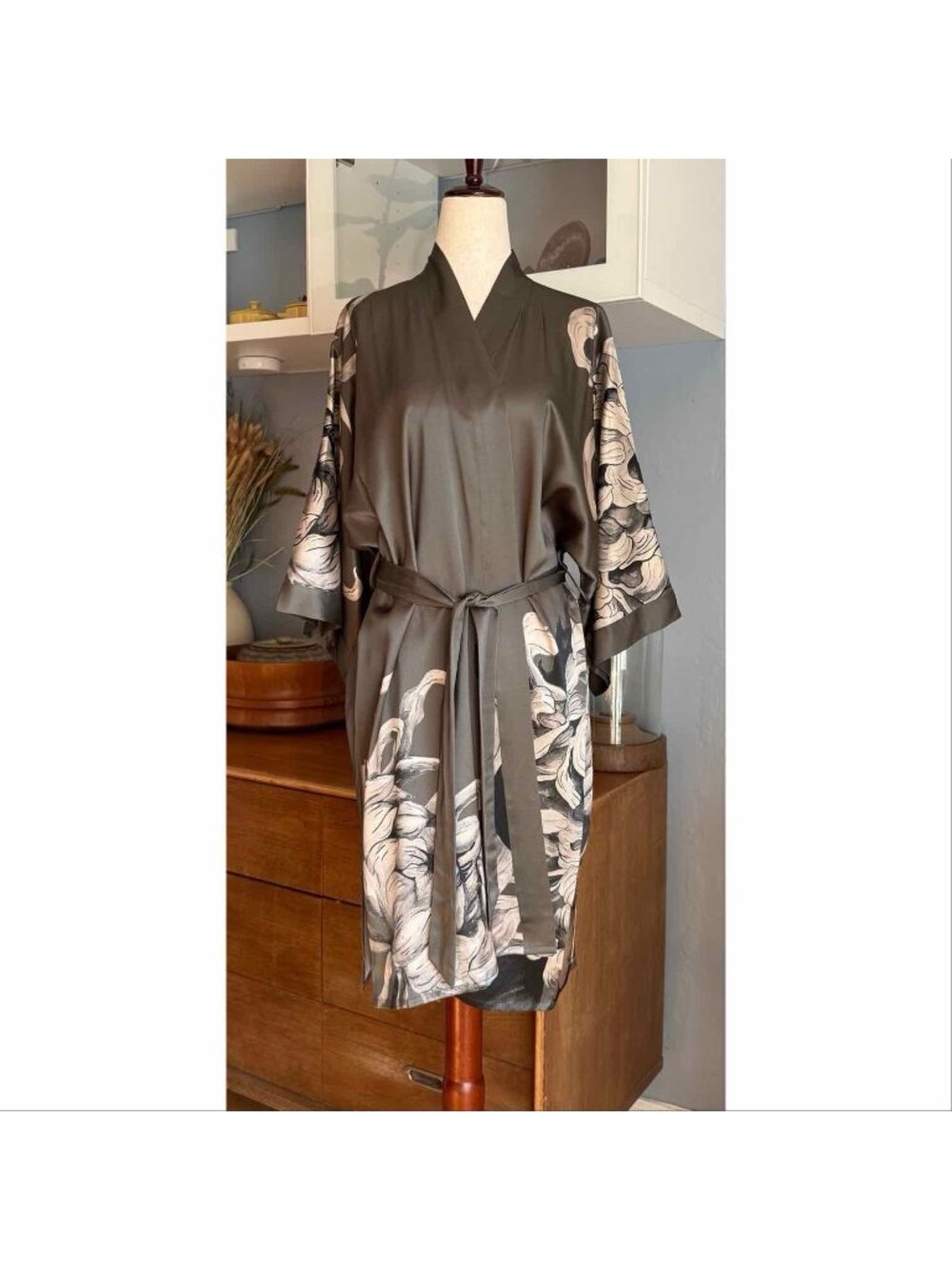 Kim + Ono Washable Silk Kiku Short Kimono Robe One Size